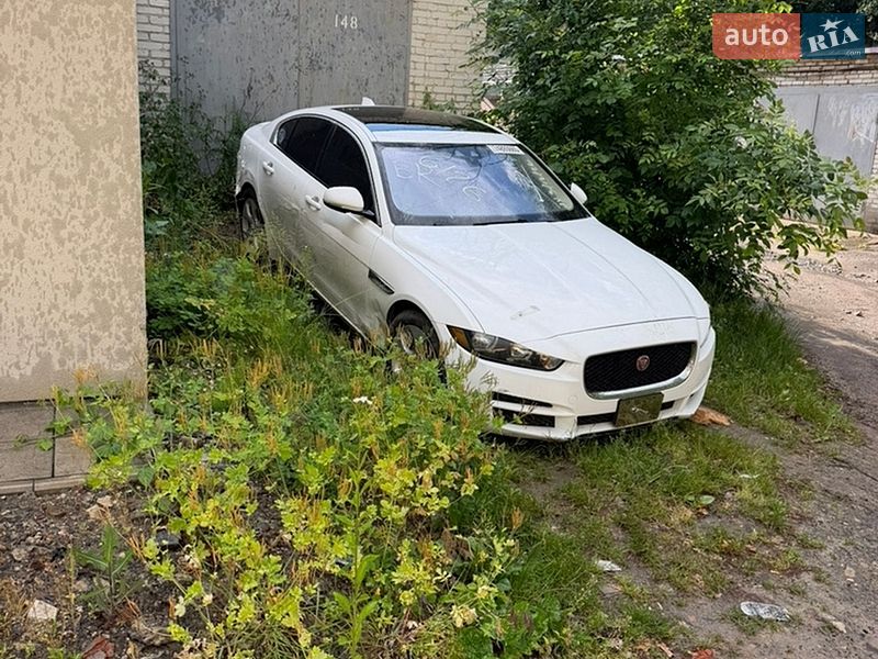 Седан Jaguar XE 2017 в Львове
