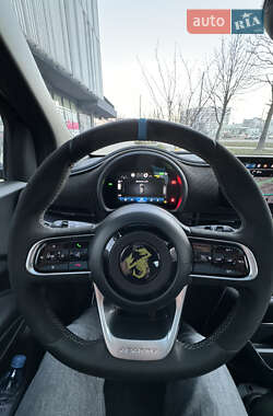 Хэтчбек Abarth Fiat 500 2023 в 