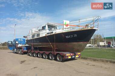 Катер Адмиралтеец 371 1985 в Рені