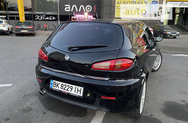 Хэтчбек Alfa Romeo 147 2005 в 