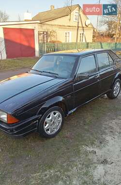 Седан Alfa Romeo 75 1990 в Нововолинську