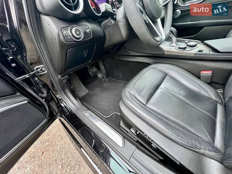 Седан Alfa Romeo Giulia 2018 в Киеве фото 23 Седан Alfa Romeo Giulia 2018 в Киеве