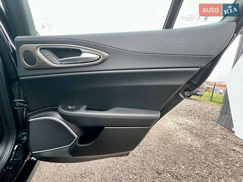 Седан Alfa Romeo Giulia 2018 в Киеве фото 28 Седан Alfa Romeo Giulia 2018 в Киеве