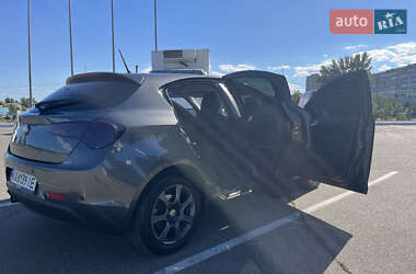Хэтчбек Alfa Romeo Giulietta 2012 в 