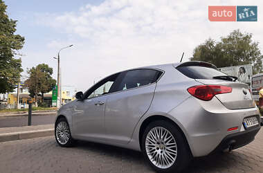 Хэтчбек Alfa Romeo Giulietta 2011 в 