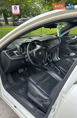 Хетчбек Alfa Romeo Giulietta 2013 в 