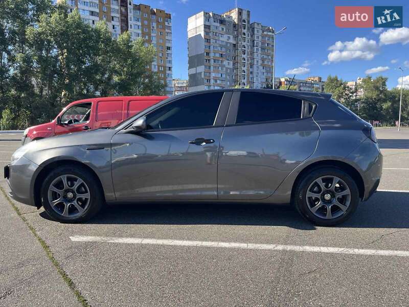 Хетчбек Alfa Romeo Giulietta 2012 в Києві фото 8 Хетчбек Alfa Romeo Giulietta 2012 в Києві