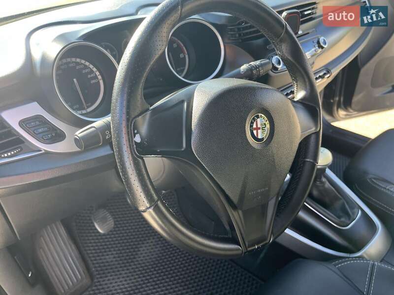 Хетчбек Alfa Romeo Giulietta 2012 в Києві фото 14 Хетчбек Alfa Romeo Giulietta 2012 в Києві
