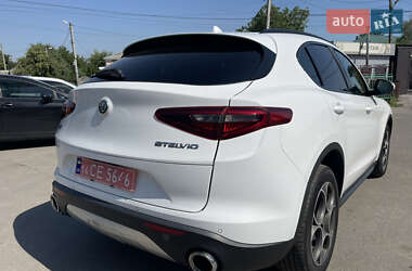 Позашляховик / Кросовер Alfa Romeo Stelvio 2017 в 