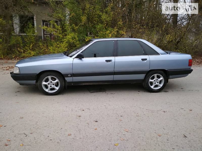 Седан Audi 100 1990 в Кельменцах