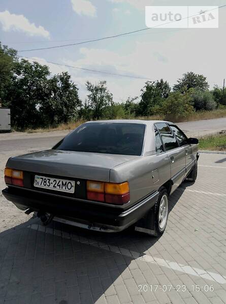 Седан Audi 100 1988 в Чернівцях