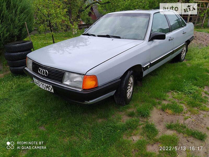 Седан Audi 100 1987 в Глыбокой