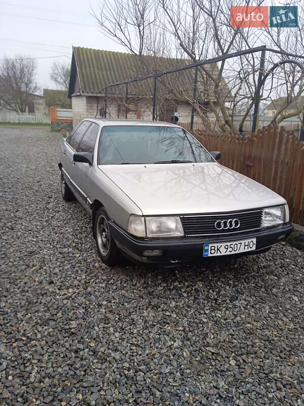 Седан Audi 100 1987 в Казатине