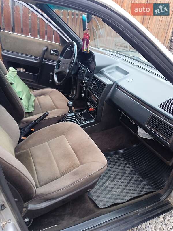 Седан Audi 100 1987 в Казатине