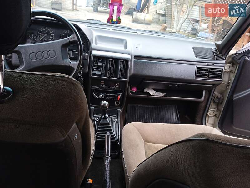 Седан Audi 100 1987 в Казатине
