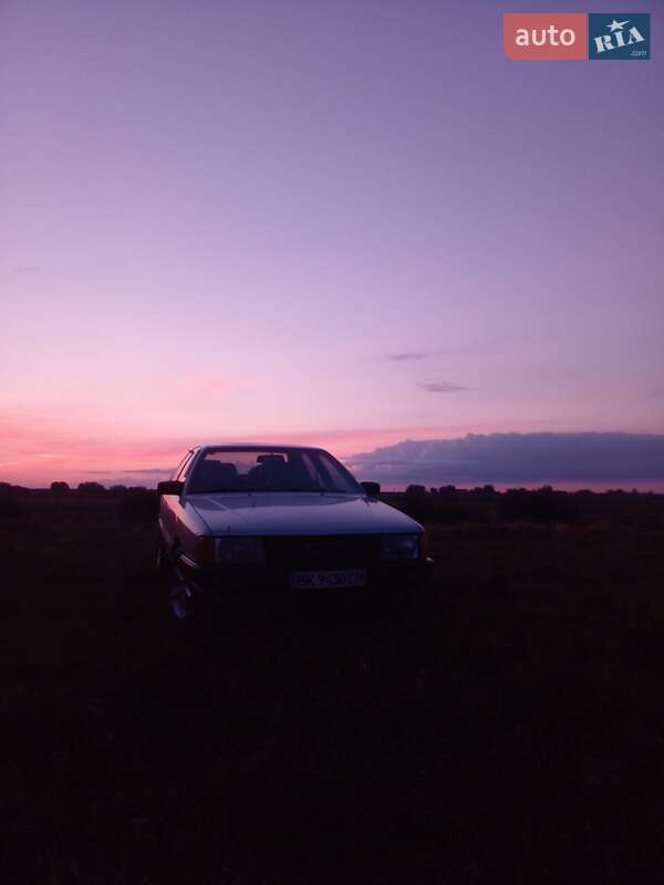 Седан Audi 100 1988 в Гоще