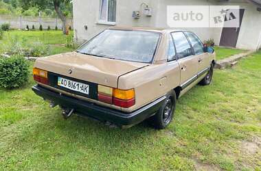 Седан Audi 100 1985 в Мостиске
