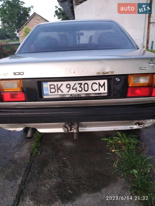 Седан Audi 100 1988 в Гоще