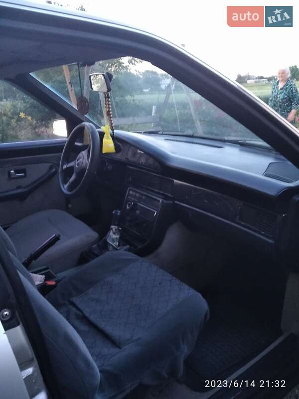 Седан Audi 100 1988 в Гоще