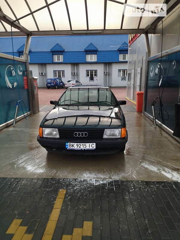 Седан Audi 100 1988 в Ровно