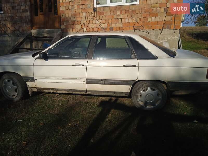 Седан Audi 100 1986 в Черновцах