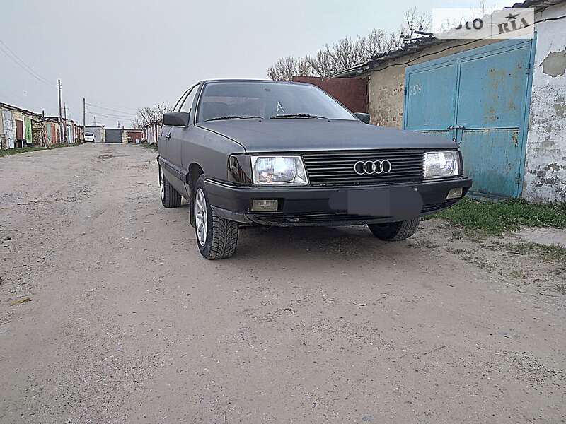 Седан Audi 100 1983 в Владимир-Волынском