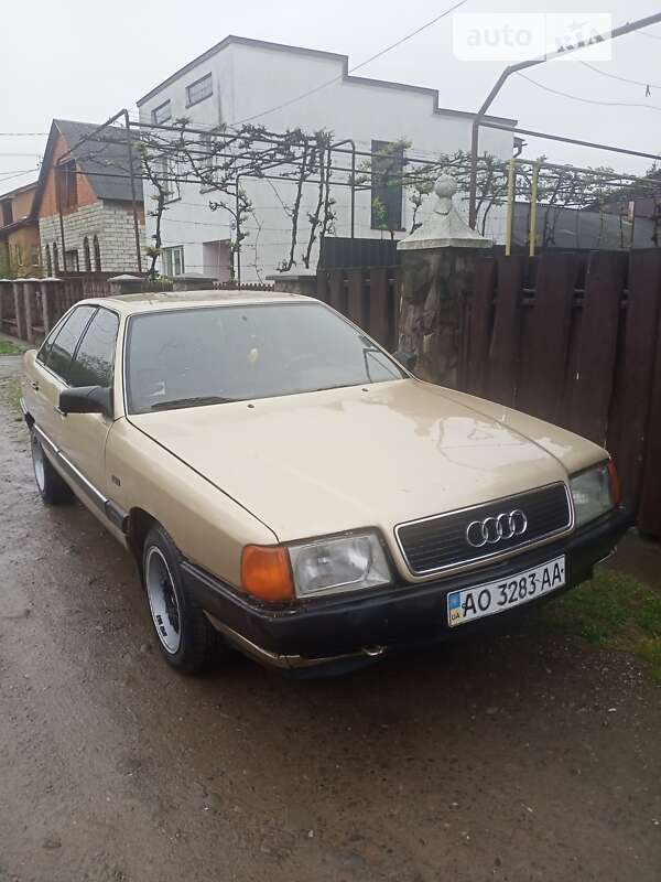 Седан Audi 100 1985 в Тячеві