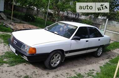 Седан Audi 100 1987 в Кельменцах