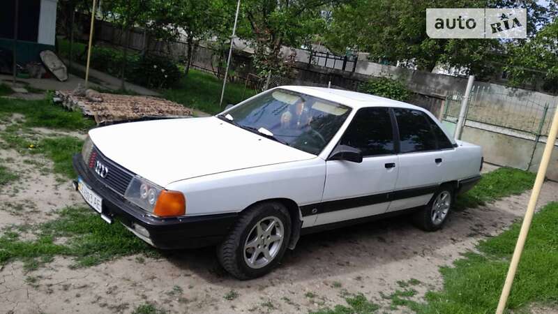 Седан Audi 100 1987 в Кельменцах