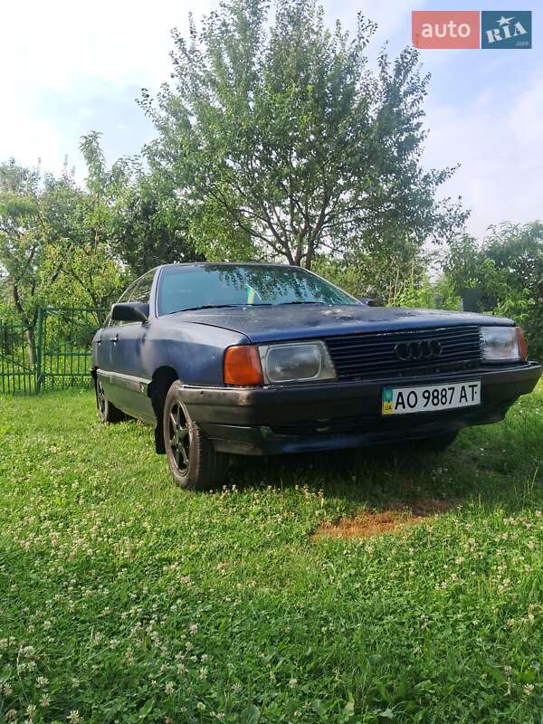 Седан Audi 100 1986 в Перечині