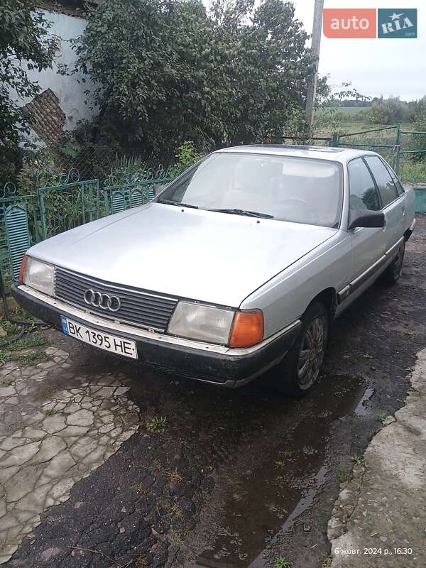 Седан Audi 100 1985 в Дубно