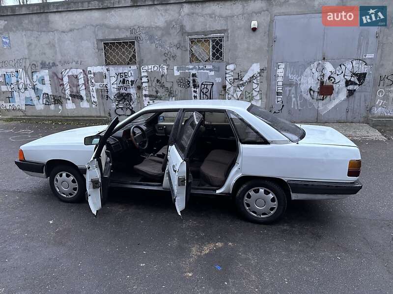 Седан Audi 100 1987 в Одессе