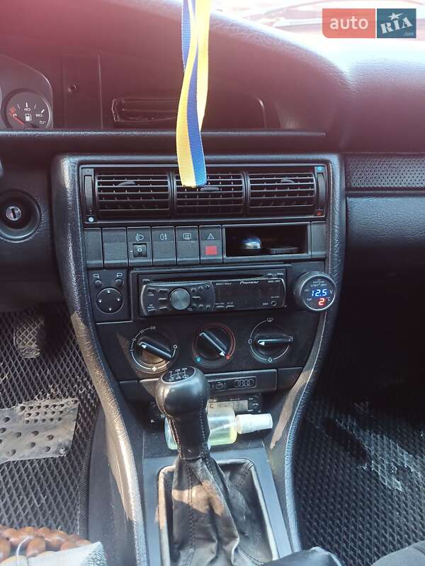 Седан Audi 100 1993 в Обухове
