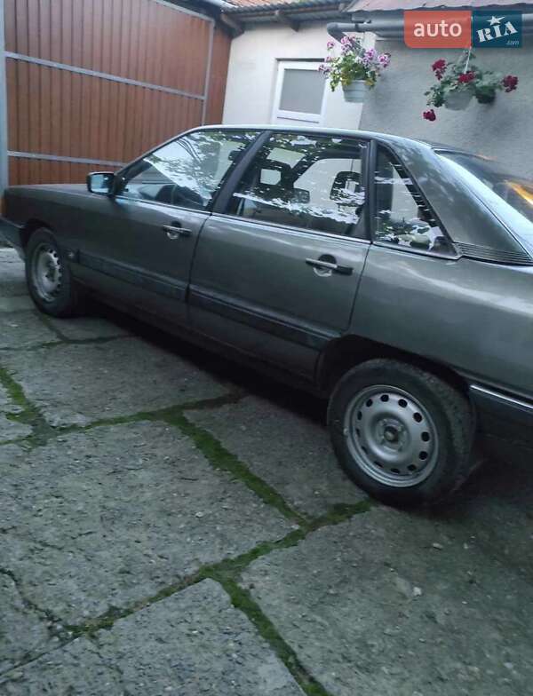 Седан Audi 100 1985 в Ужгороде