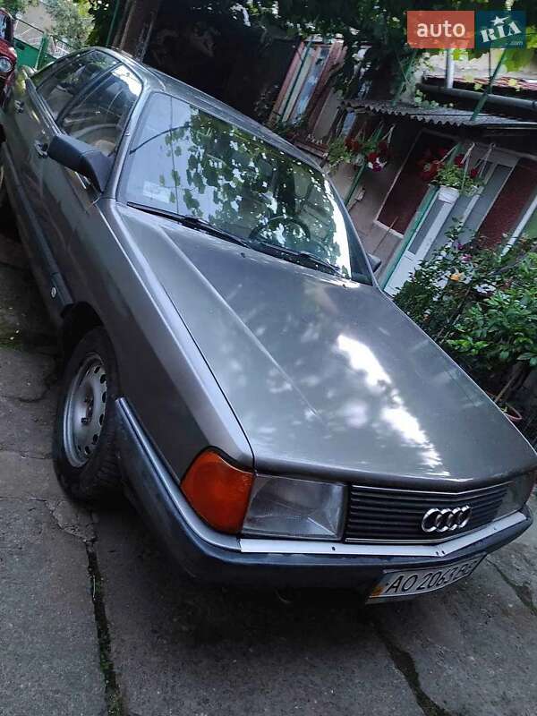 Седан Audi 100 1985 в Ужгороде