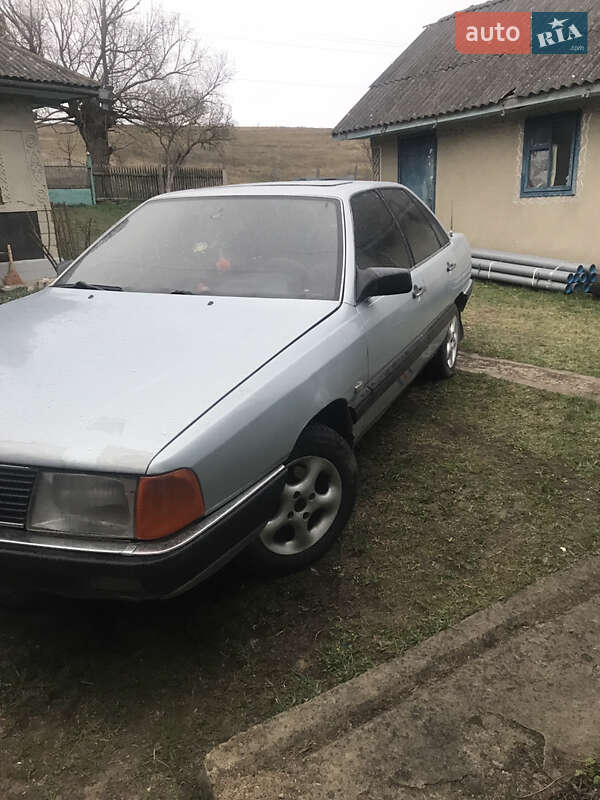 Седан Audi 100 1983 в Кельменцах