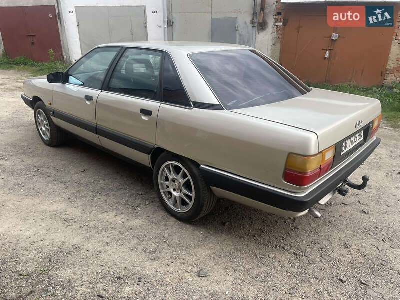 Седан Audi 100 1989 в Ровно