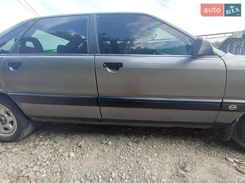 Седан Audi 100 1988 в Борщеве