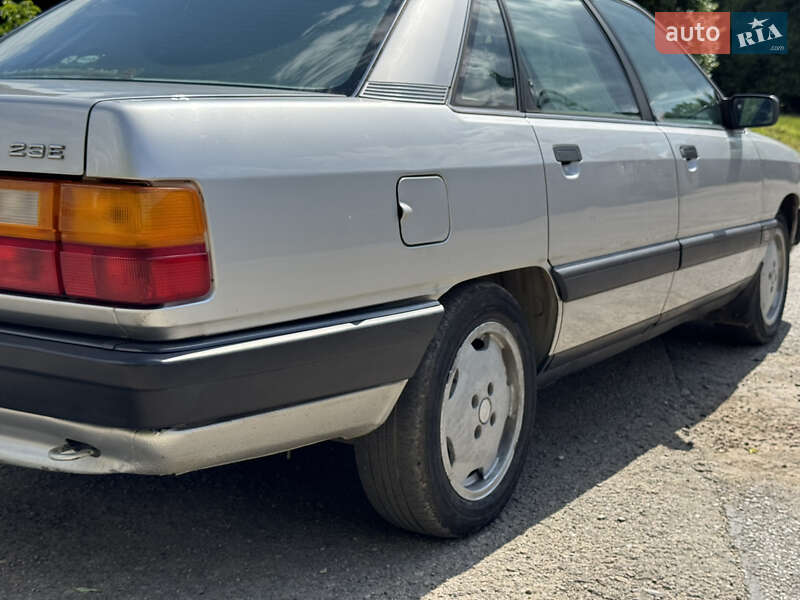 Седан Audi 100 1984 в Ивано-Франковске