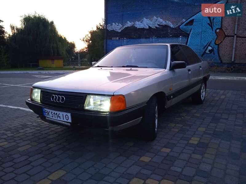 Седан Audi 100 1988 в Луцке
