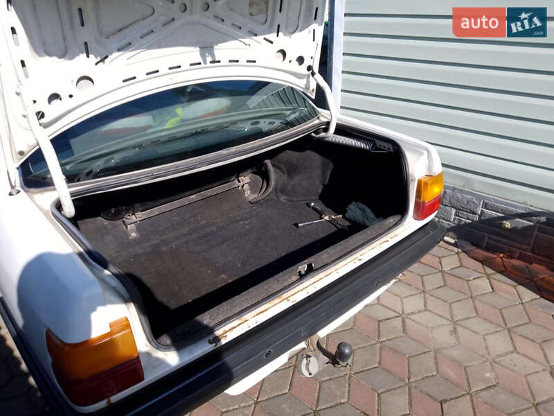 Седан Audi 100 1988 в Костополе