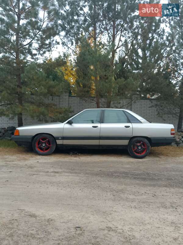 Седан Audi 100 1988 в  фото Седан Audi 100 1988 в