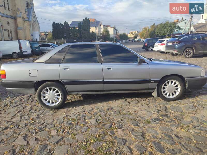 Седан Audi 100 1984 в Луцке