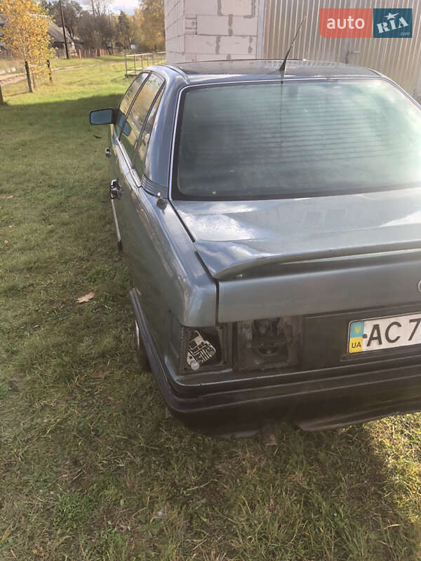 Седан Audi 100 1988 в Маневичах