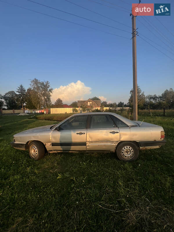 Седан Audi 100 1986 в Ємільчиному
