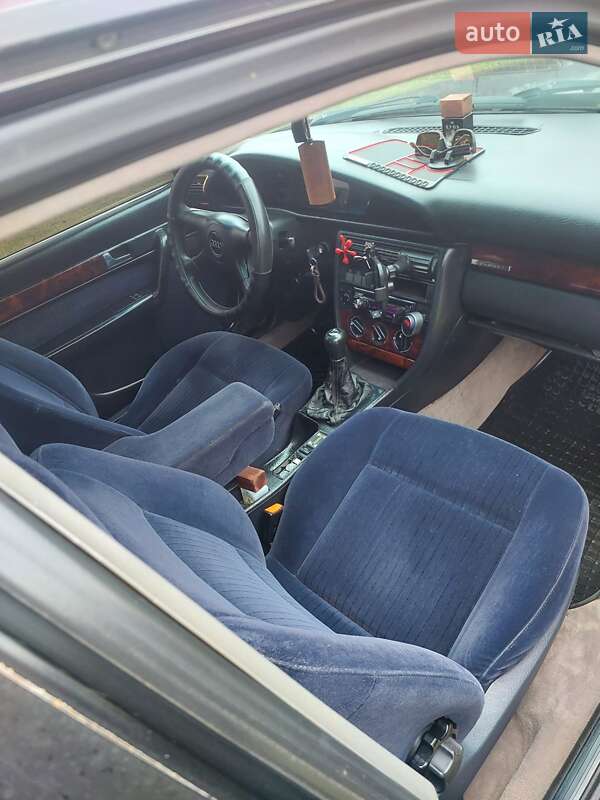 Седан Audi 100 1991 в Остроге