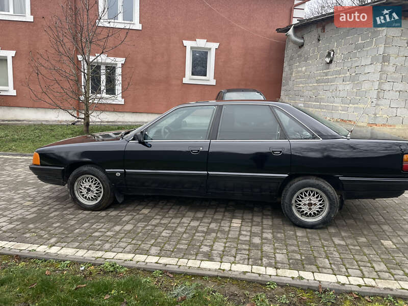 Седан Audi 100 1989 в Черновцах