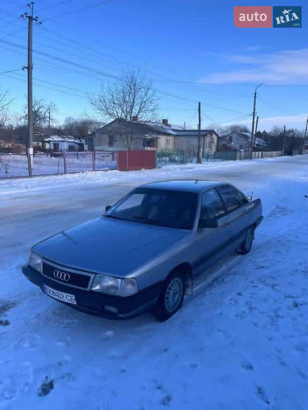 Седан Audi 100 1983 в Волочиске