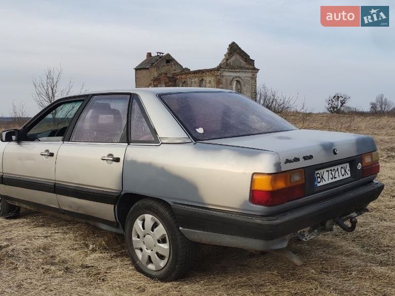 Седан Audi 100 1983 в Ровно