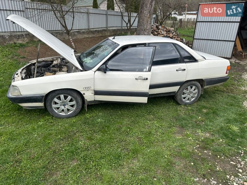 Седан Audi 100 1983 в Черновцах